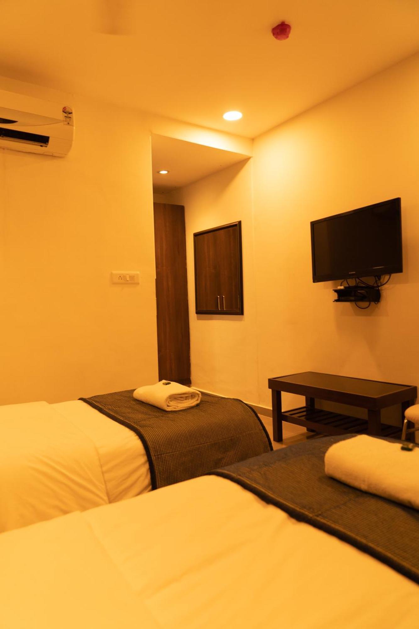 The Flamboyant Natraj Hotel Bharuch Exterior photo