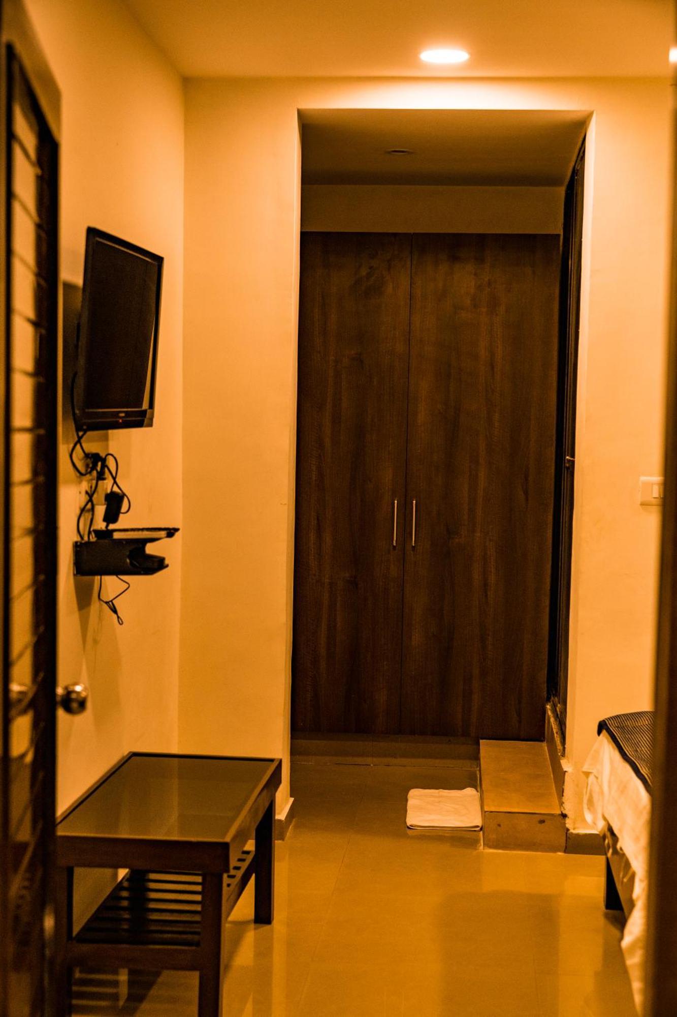 The Flamboyant Natraj Hotel Bharuch Exterior photo