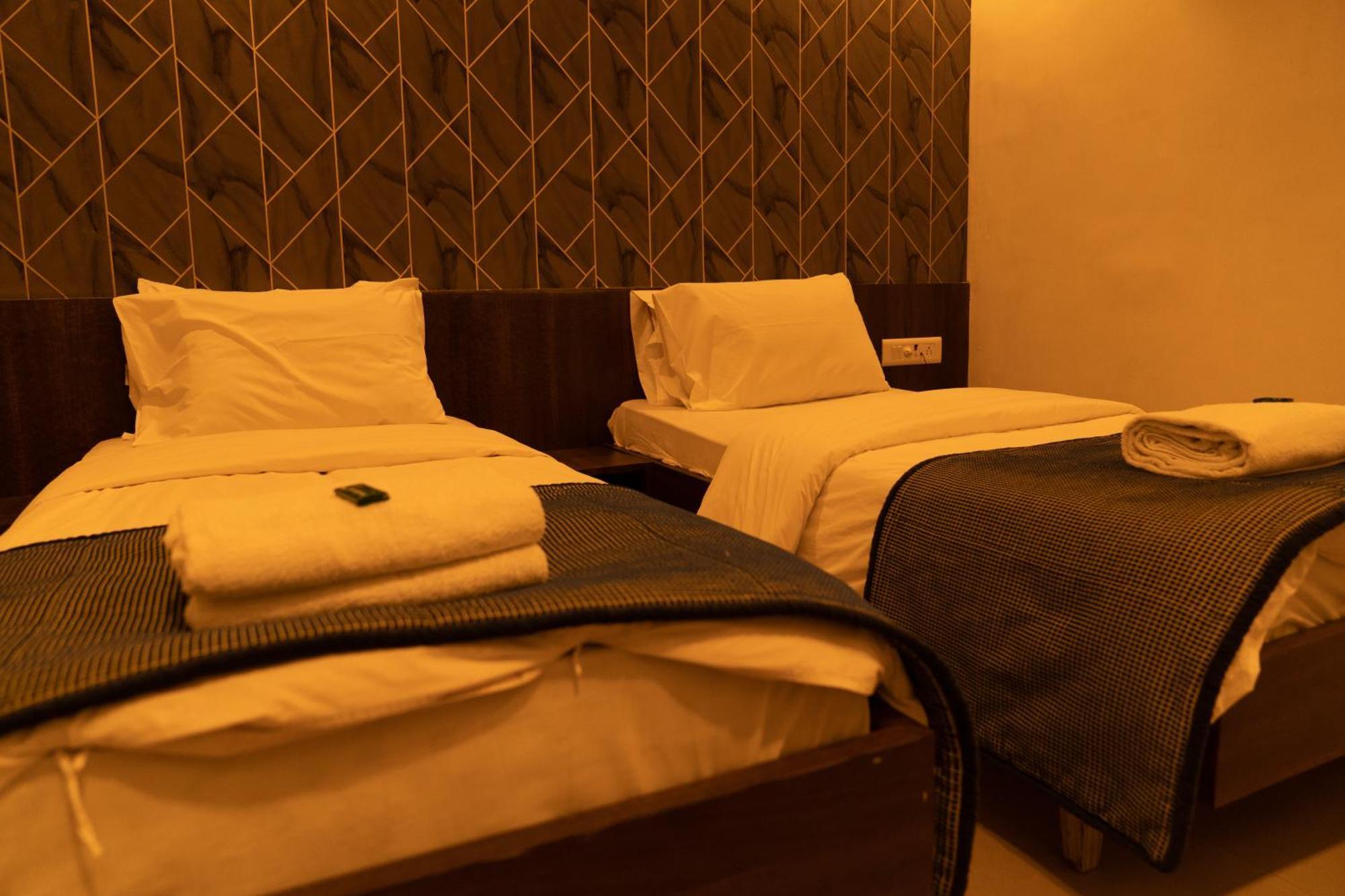 The Flamboyant Natraj Hotel Bharuch Exterior photo
