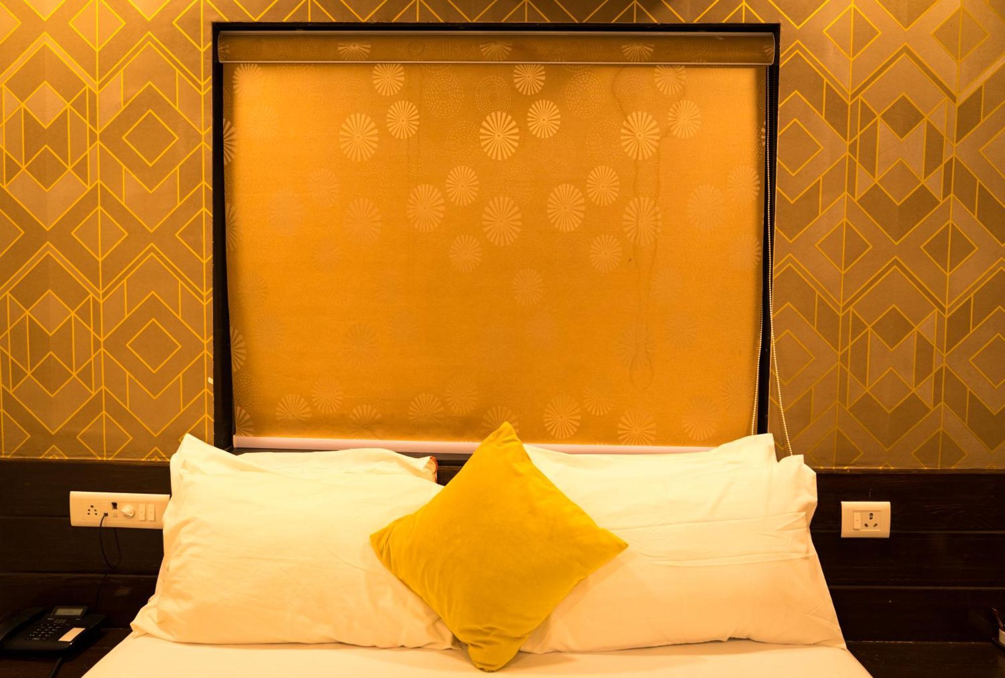 The Flamboyant Natraj Hotel Bharuch Exterior photo