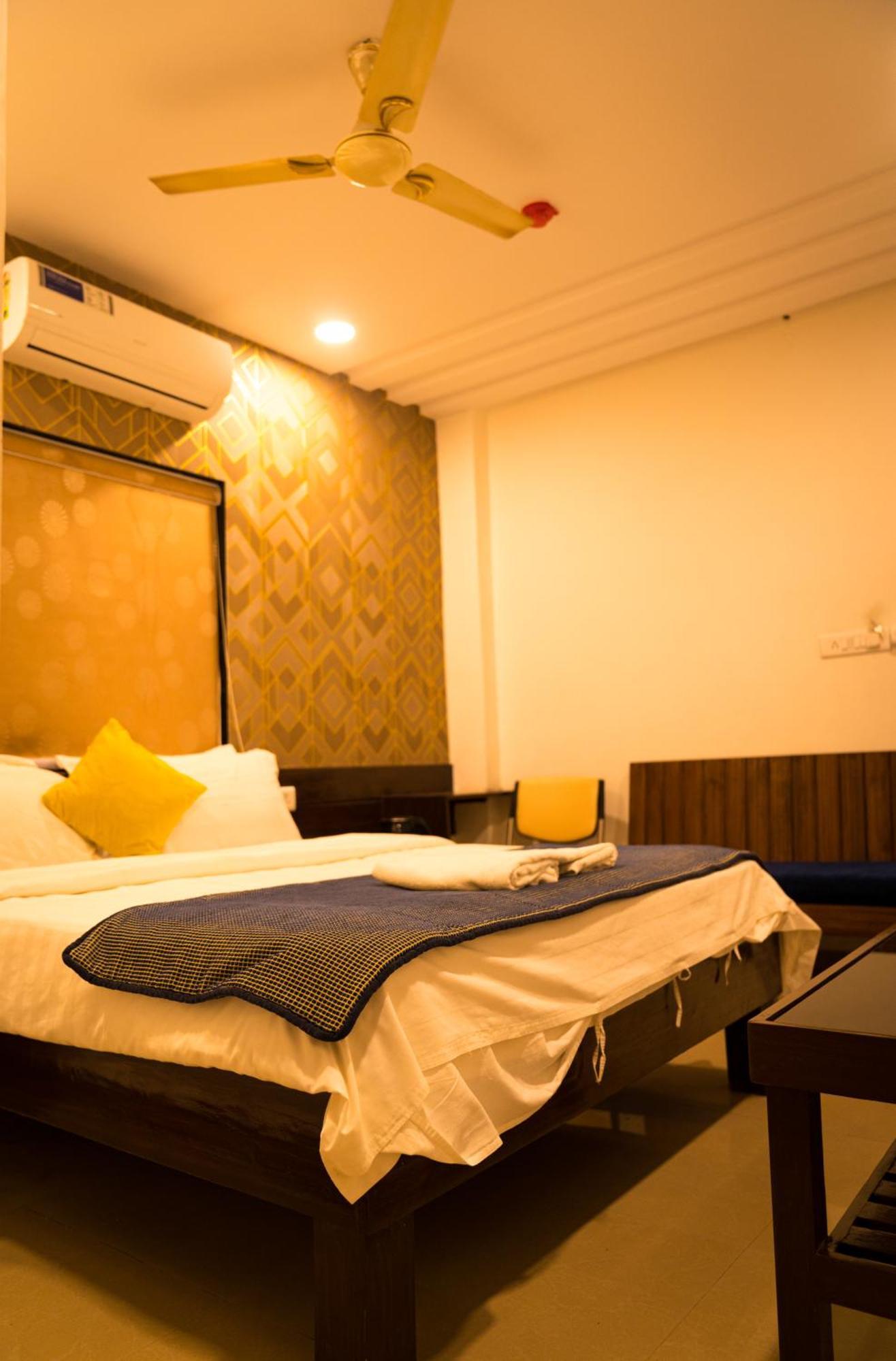 The Flamboyant Natraj Hotel Bharuch Exterior photo