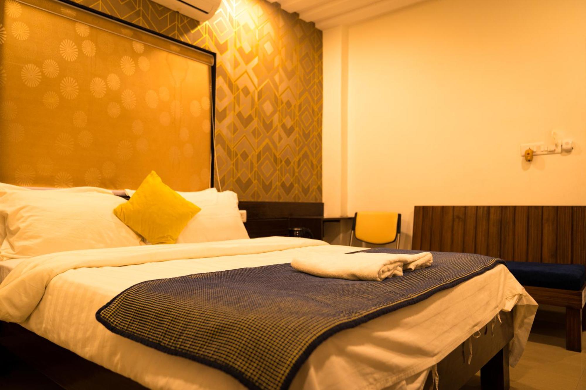 The Flamboyant Natraj Hotel Bharuch Exterior photo